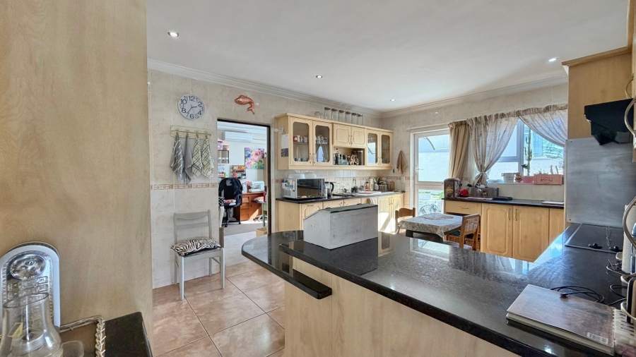 5 Bedroom Property for Sale in Mountainside Western Cape
